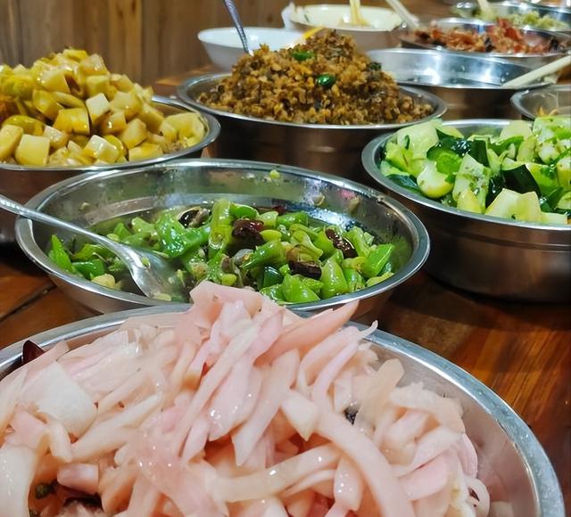 广东小姐姐来重庆,吐槽网友请她吃稀饭,吃完:原谅我没见过世面