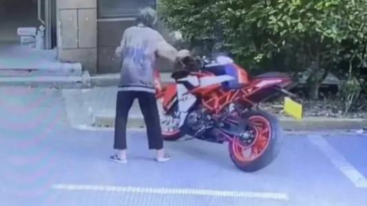 一百多公斤摩托车被老人损坏，向其监护人索赔竟避而不见