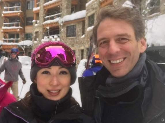 |53岁女星公开恋情后首秀恩爱,与教授男友打扮默契!