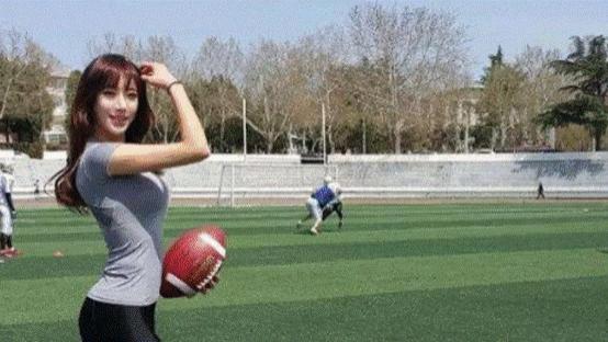 袜子|曾火遍全网的“体育老师”，却被49岁肌肉大叔虏获，堪称现实版美女和野兽