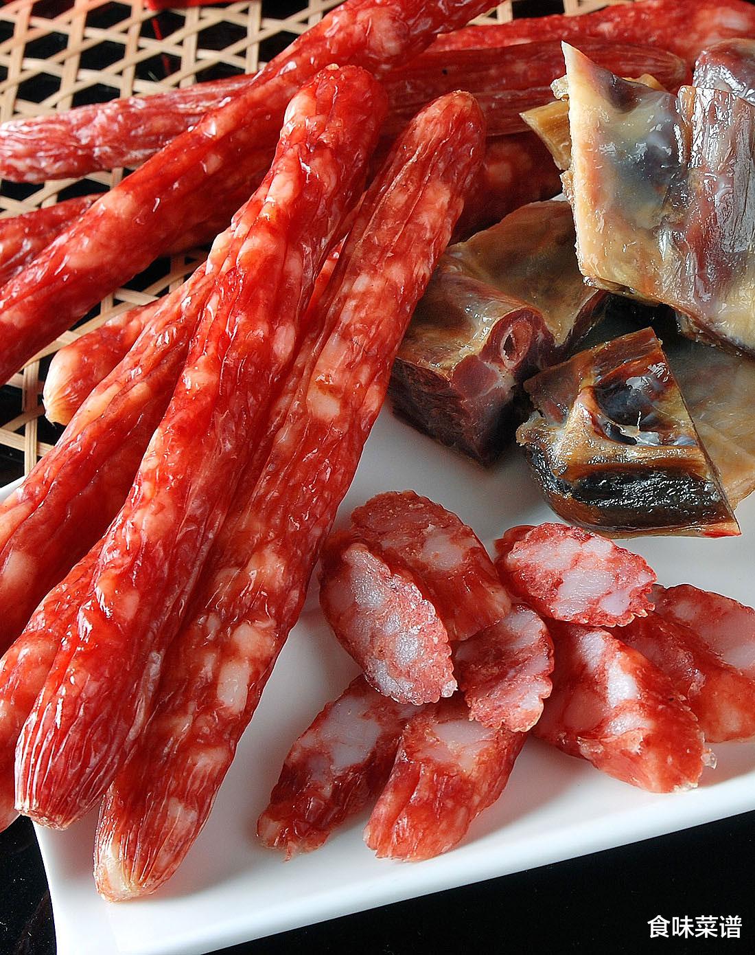 明天腊月二十六,俗称“割年肉”,要备齐五种年货,年味越来越浓