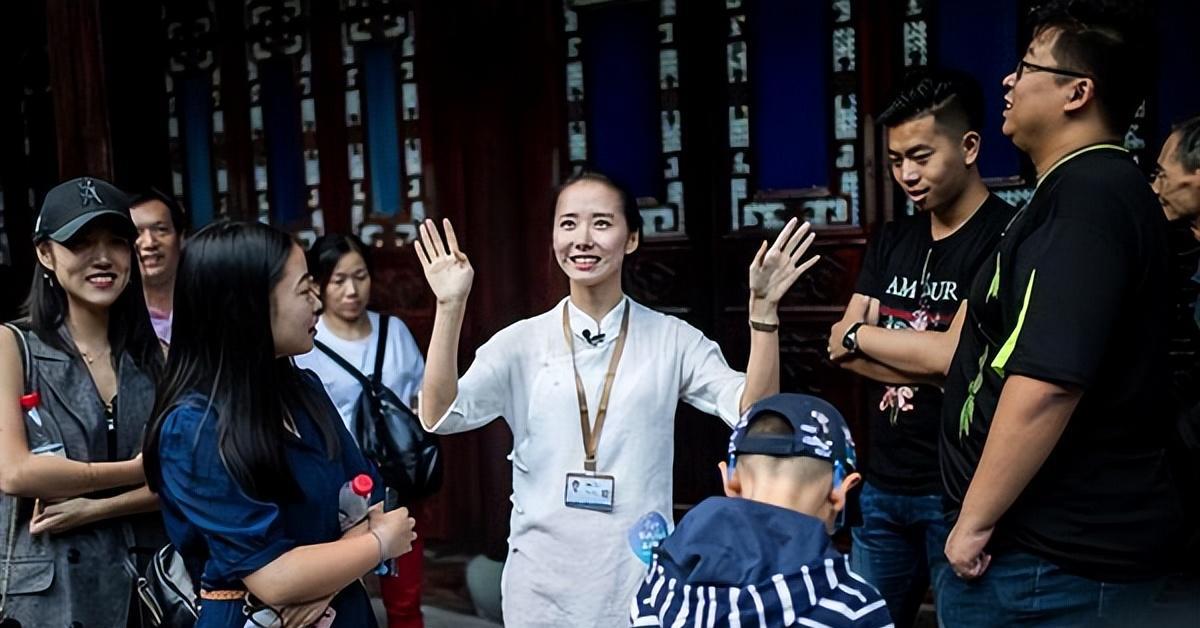 导游|跟团旅游,为何一到饭点导游就闪开?知情游客说出了答案