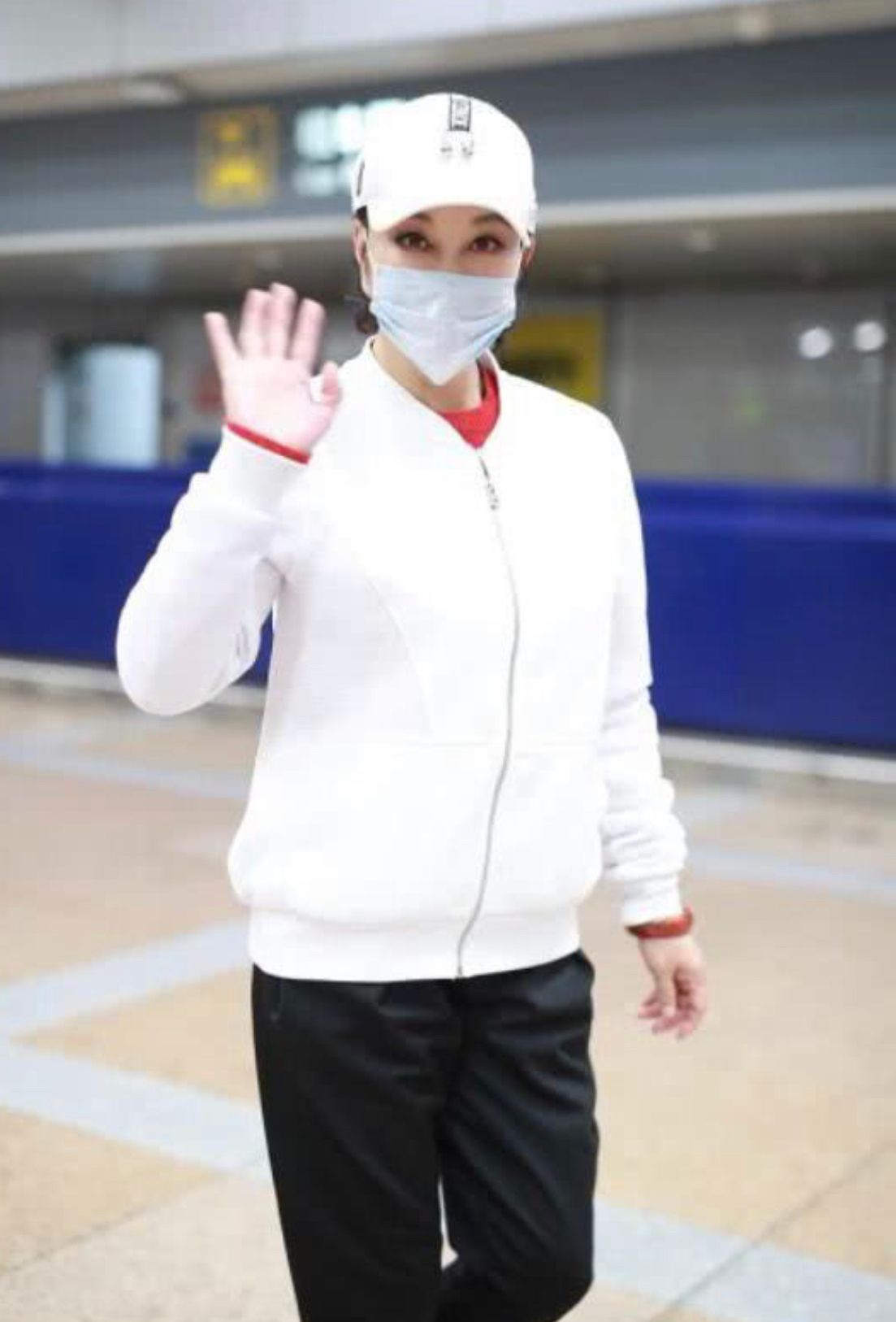 刘晓庆|刘晓庆出门真精神，穿运动服+棒球帽显年轻，胸前鹅蛋大玉佩抢镜