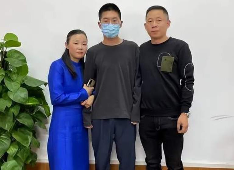 |孙海洋到特训营接孙辉,数十万人观看洋洋直播,洋洋一举动显大爱