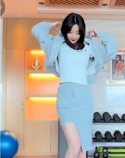 柳岩|41岁柳岩分享近照,在健身房跳舞,穿超短裙大秀身材