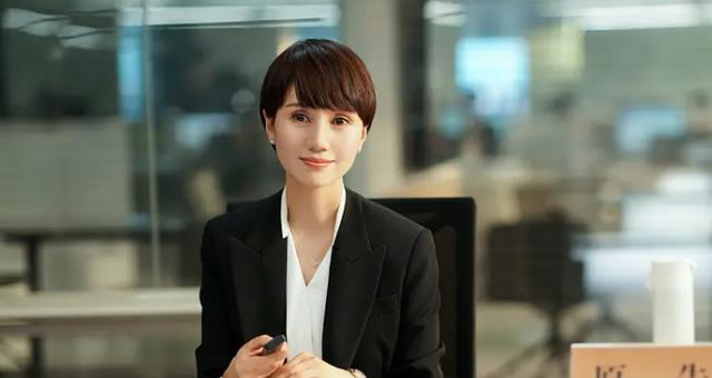 杨幂|摇头晃脑,瘪嘴似猴?36岁杨幂出手,带来教科书式“作精演技”