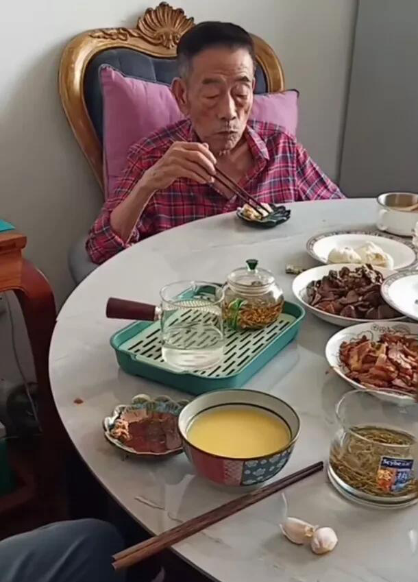 杨少华|相声艺术家杨少华，坐在沙发上吃饭，都需要让保姆抱过去