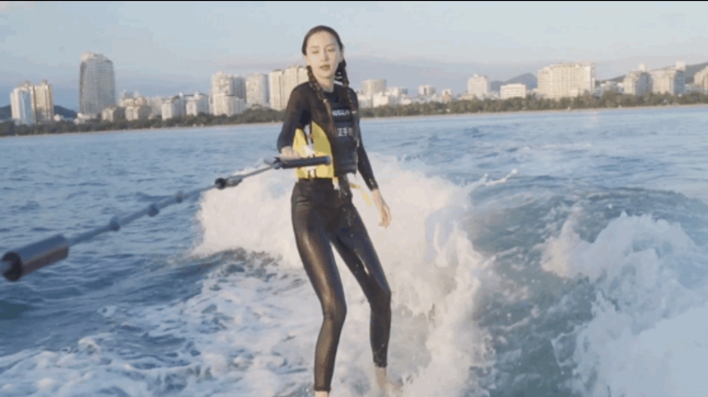 周星驰|60岁周星驰游艇后冲浪，穿紧身泳装身姿矫健，杨颖现身评论区互动