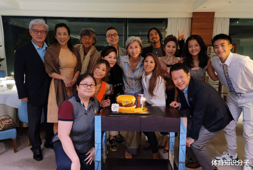 郭晶晶|郭晶晶64岁婆婆保养像少女！被白发富豪搂怀中，与公公分道扬镳