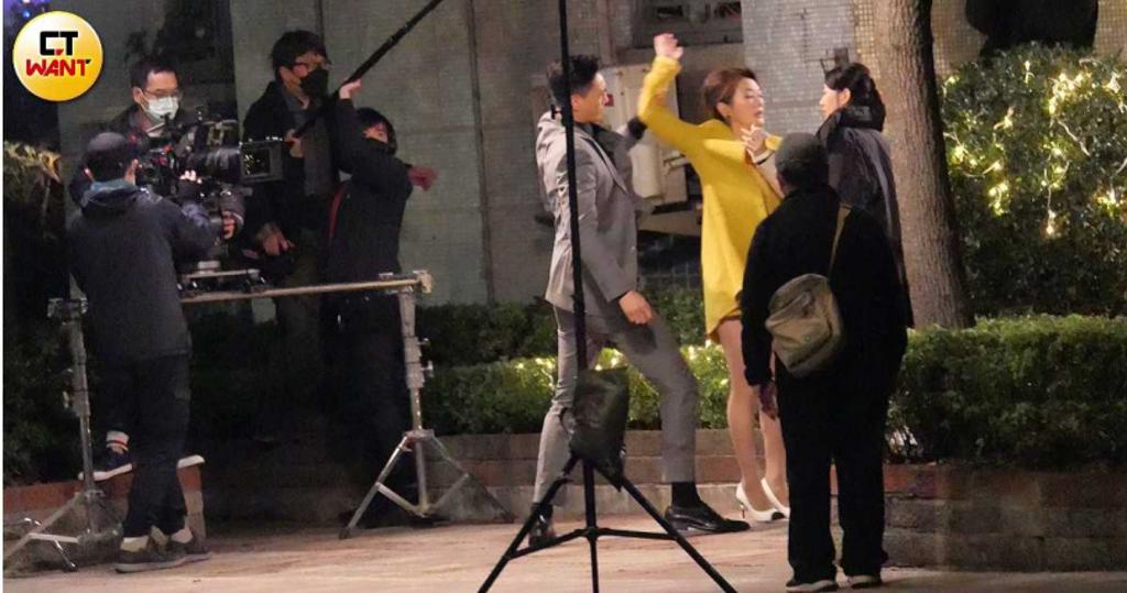 郭雪芙|郭雪芙遭甩巴掌 火爆场面2小时他一路护花