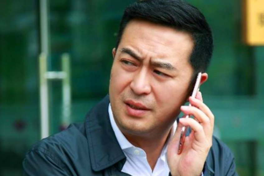 央视|张嘉益老婆央视剧首播，收视爆了，网友：本月唯一没快进看的新剧