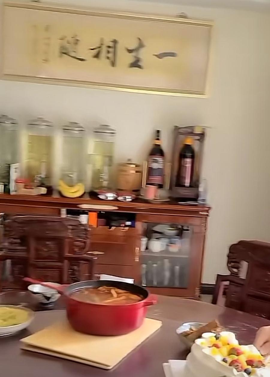 刘和刚为母亲庆生，妻子孙悦入镜好惊艳，宅内名画曝光装修大气