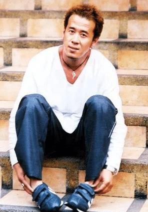 “伪大师”杨坤的歌坛幻灭史，被追捧时有多风光，现在就有多落魄