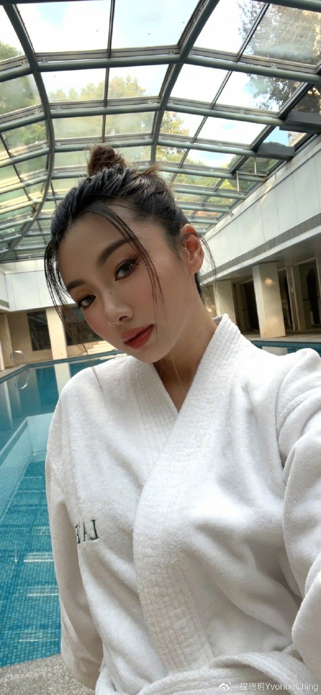 程晓玥|郑恺前任程晓玥挺孕肚直播,素颜出镜颜值耐打,脸圆一圈孕味十足!