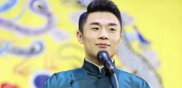 德云社|德云社的报幕员有多惨？报幕梗被全员模仿，张九南化身头号黑粉