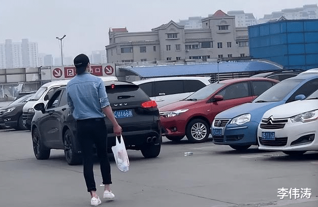丈夫发现老婆与一男子躲在车内，愤怒异常，老婆：我帮他试减震呢