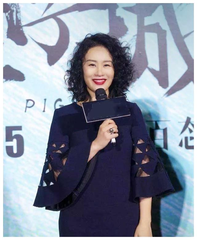 运动 邬君梅越老越耐看！56岁烫羊毛卷不老反显年轻，配红唇女人味绝了