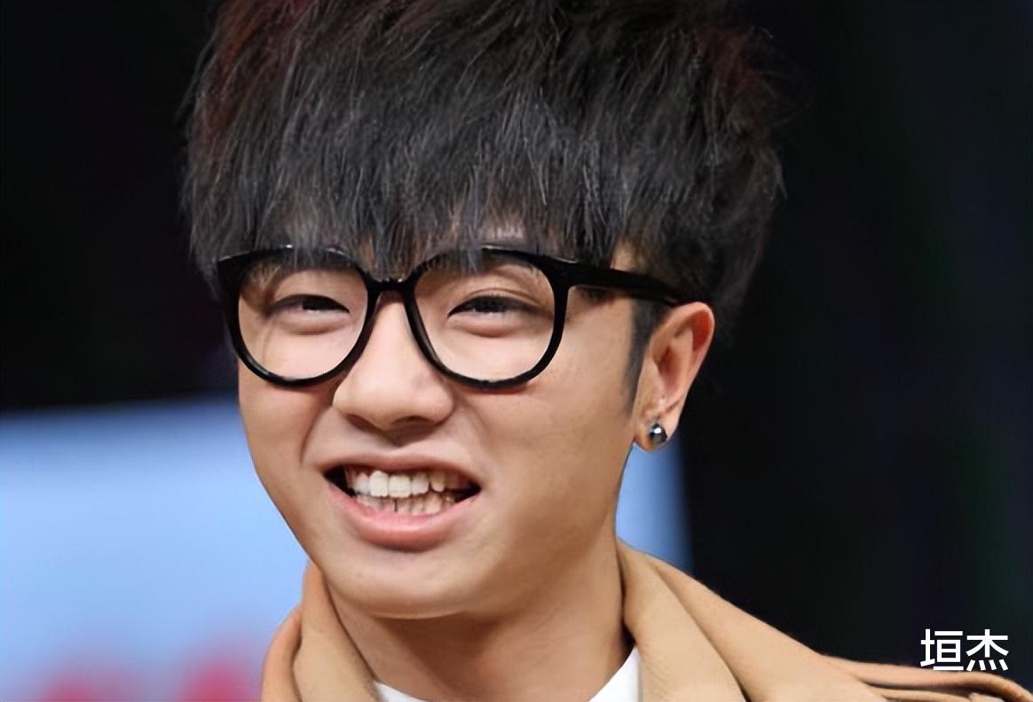 王一博|戴眼镜也好看的18位男星:肖战斯文、王一博惊艳、杨洋冷峻