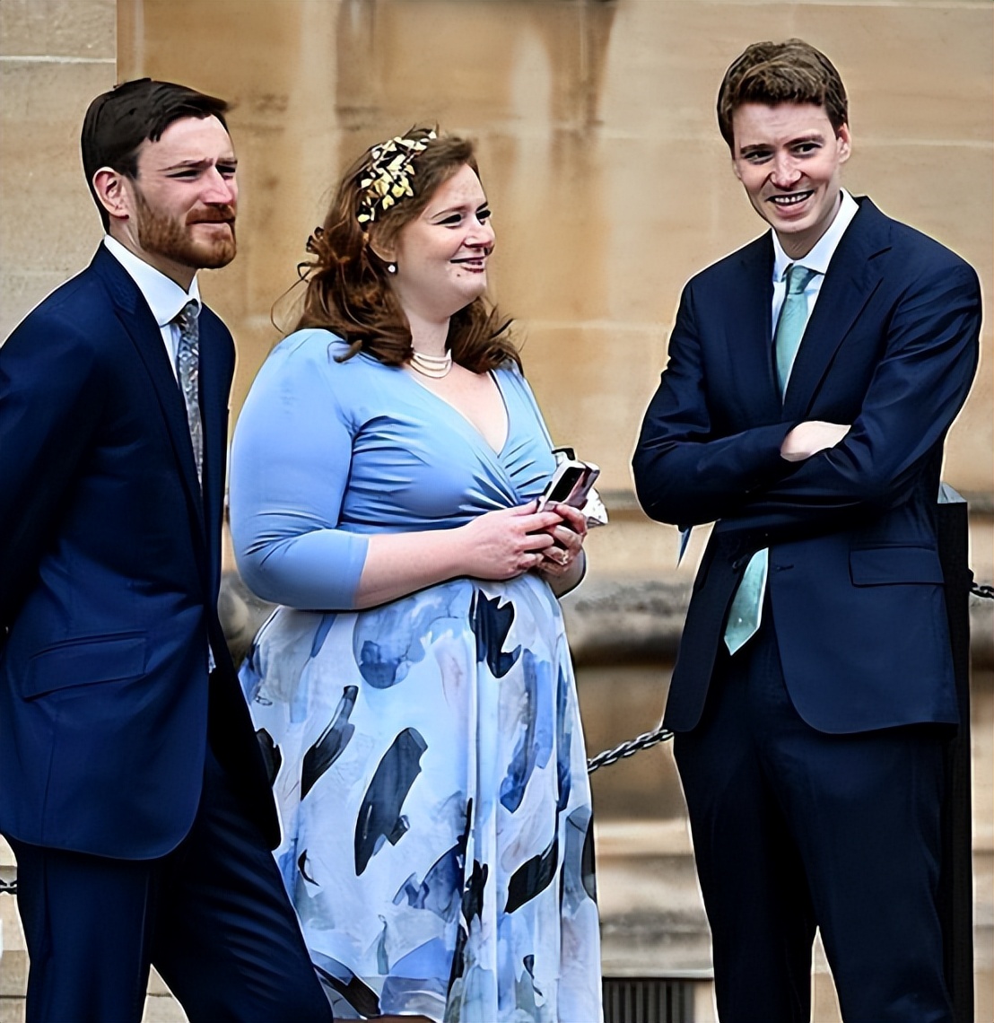 英国前首相女儿：34岁却有180斤重，穿裙子和凯特撞衫却依旧自信