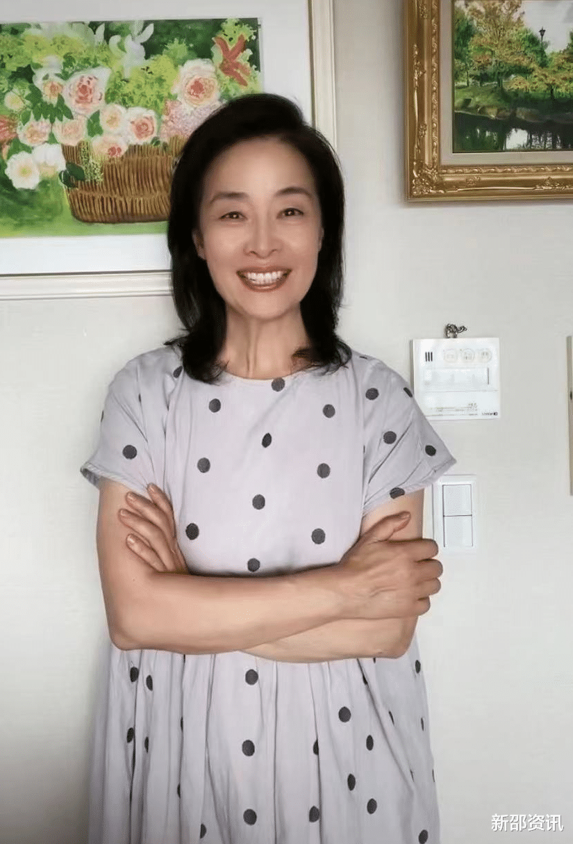 顾艳|62岁戏骨携儿子定居日本生活！坐路边吃饭笑开怀，男方帅气很像妈
