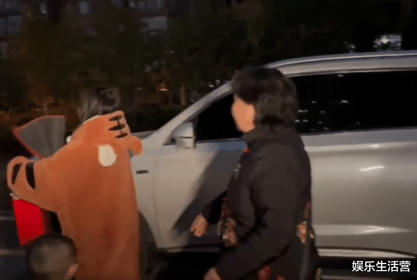 杜新枝|熊磊开百万豪车接杜新枝，上演婆媳情深，细节暴露两人真实关系