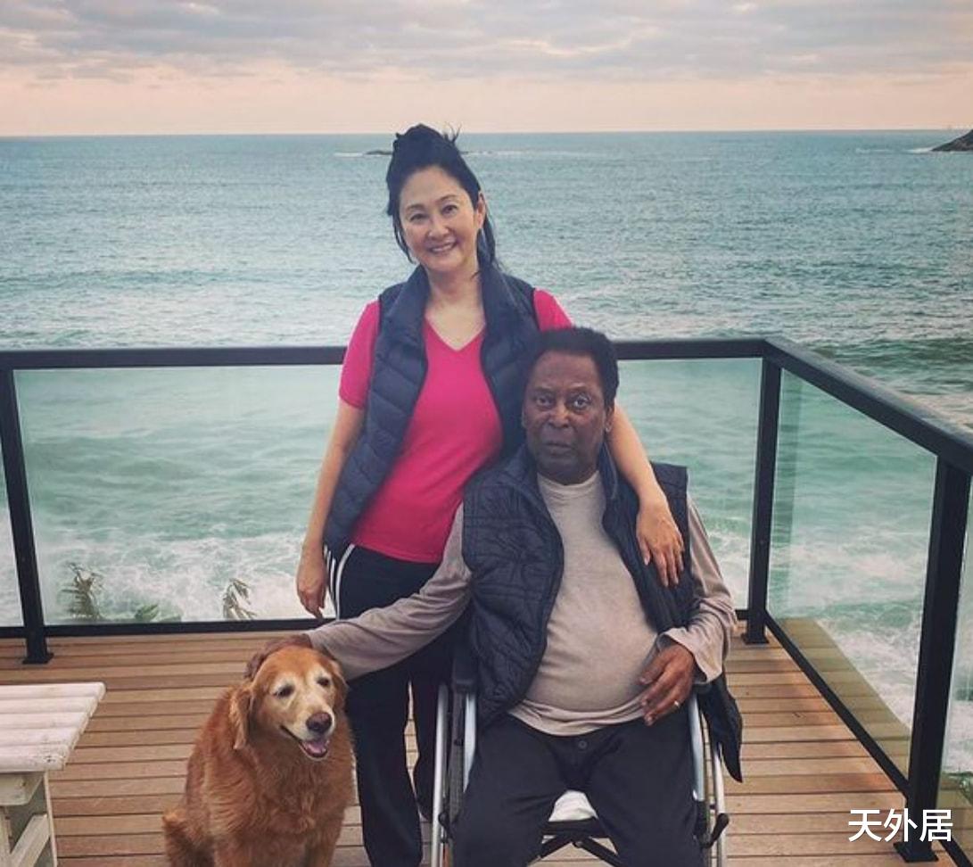 贝利|恩爱！81岁球王贝利晒与日本老婆合照，第三任妻子比他小32岁