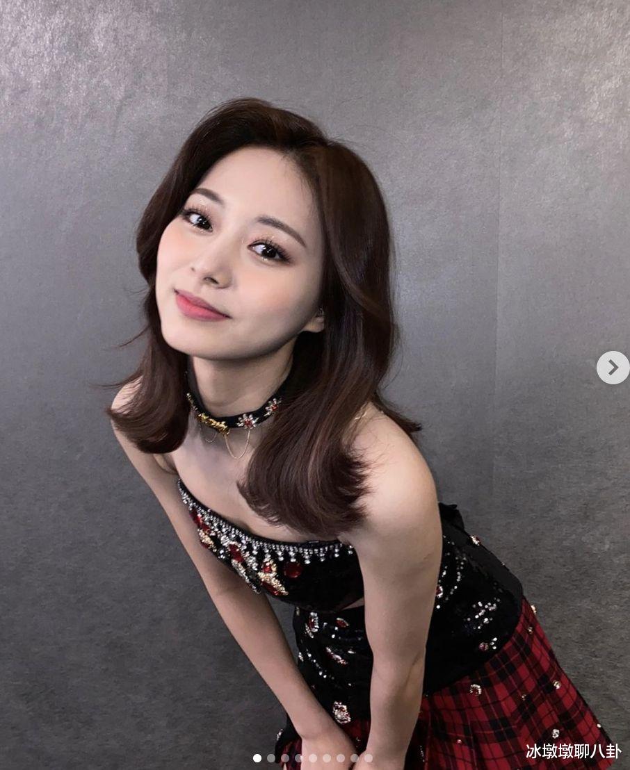 轻熟女 周子瑜剪齐肩短发搭配“中空液态裙”，网友：小蛮腰太美了！