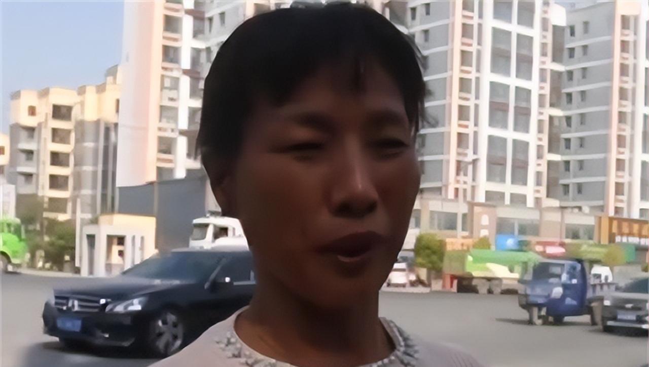河南女子以哭丧为业,一年哭70多场磕头上万次,每场挣700元左右