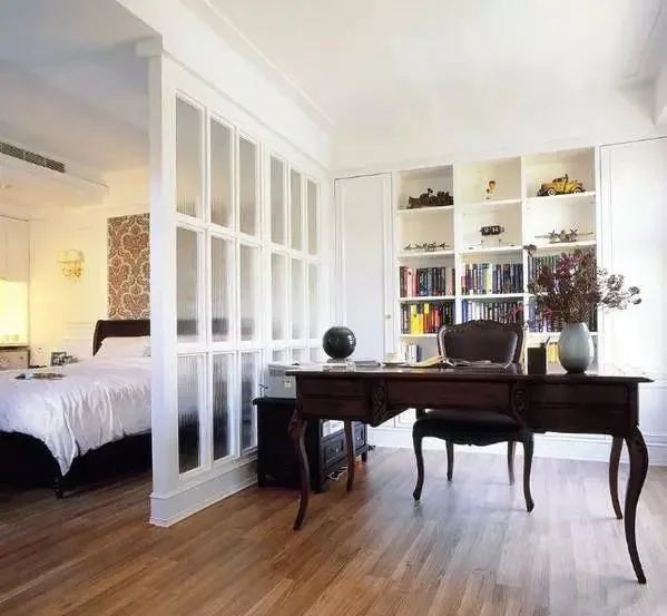 有钱人家的卧室早都这么装了,一分为二瞬间多出一间房,太明智了