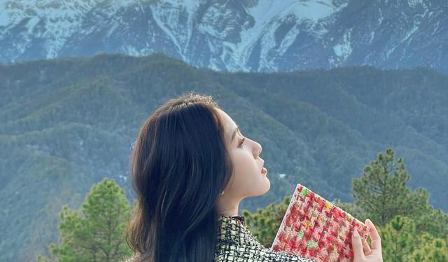 刘诗诗|颜值界两大美女出没大理，刘诗诗十分随性，刘亦菲一照难求