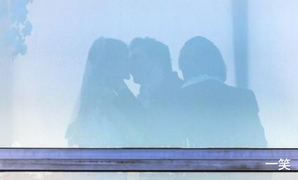 贝克汉姆|贝克汉姆23岁长子大婚，穿白色礼服致敬父母，婚宴上被女方立家规