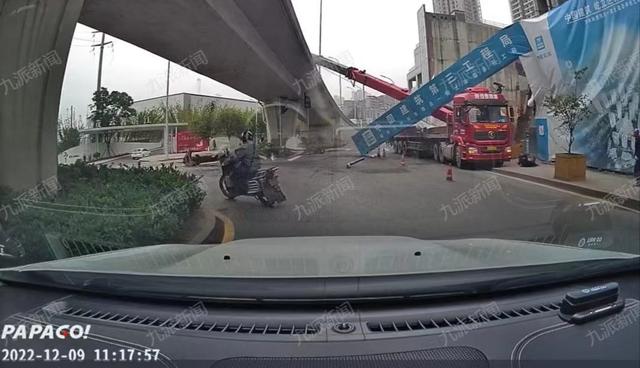 重庆万州一吊车侧翻砸中高架桥，交巡警回应：正在恢复事发路段，市民可从滨江路绕行
