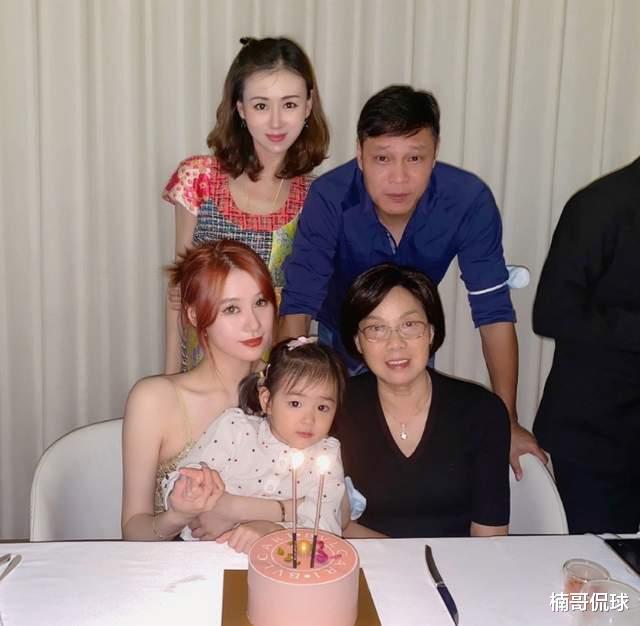 范志毅|范志毅女儿穿搭时尚纯欲风！即将名校毕业，与大7岁男友互删甜蜜合影