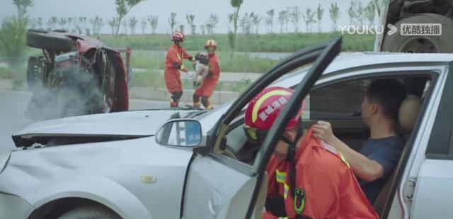 蓝焰突击|《蓝焰突击》超好看，何然是好男人，为什么李溪成更讨女生喜欢？