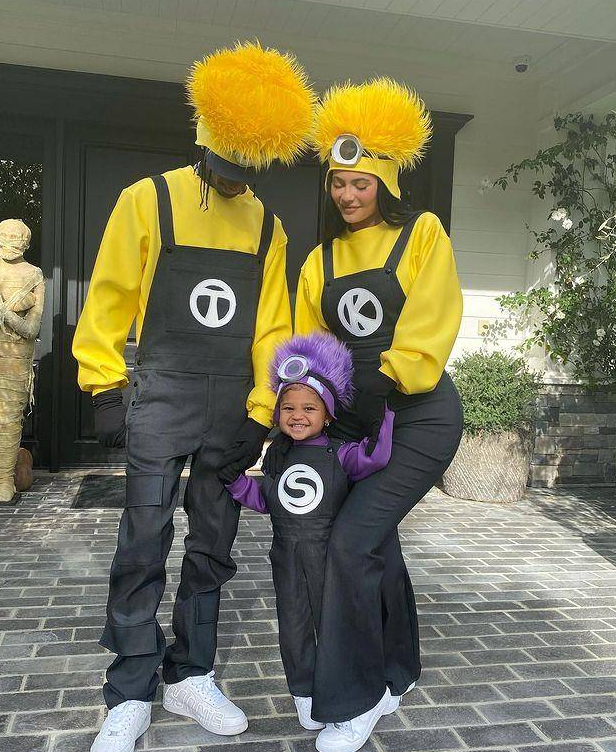 腾讯音乐|詹娜身材恢复太好!腰臀比抢镜,时尚感满满,日常出行坐私人飞机