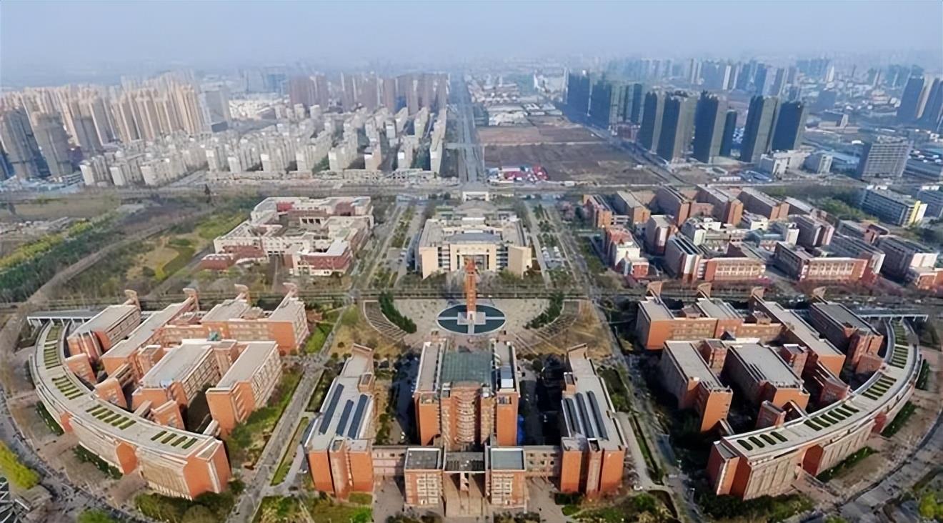 郑州大学女生翻墙外出感染病毒被立案,网友:校花?笑话
