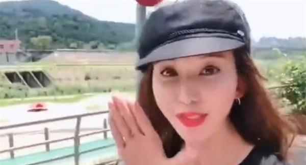 冯小刚|林志玲颜值不行了？近照大变样，穿黑T恤撞脸网红，网友认不出