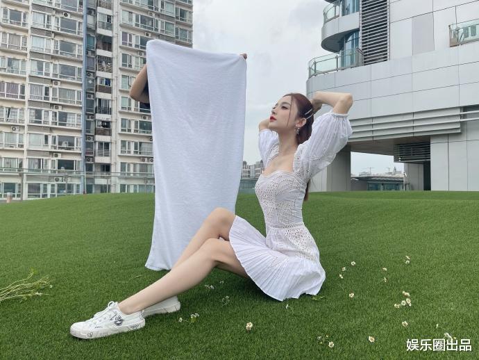 古力娜扎|古力娜扎在户外拍写真，对着镜头伸懒腰惹争议，评论区污言秽语