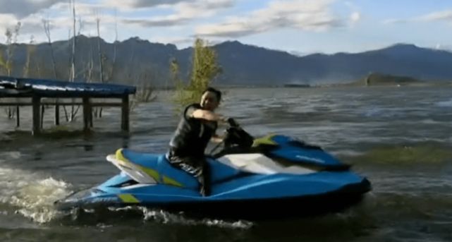 于谦|53岁于谦骑摩托艇玩水,穿搭简约朴素,喜欢钓鱼烹饪