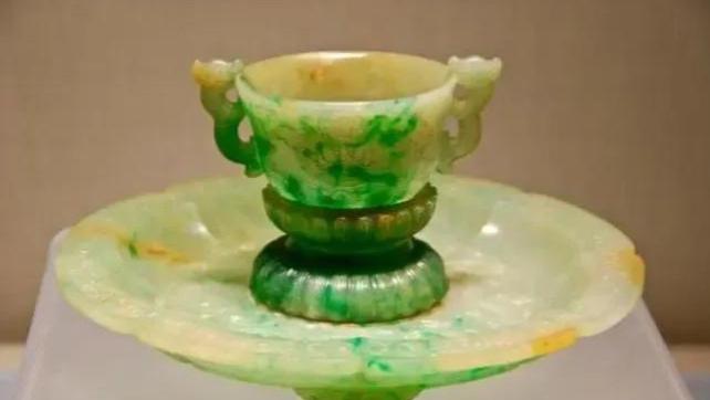 翡翠|价值千万的翡翠龙纹杯盘，竟然是乾隆皇帝的御用酒器