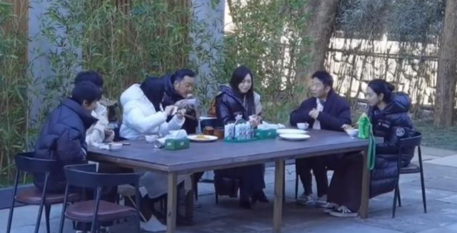 唐嫣|《我们的客栈》录制，唐嫣开心大笑被牛拉着走，姚晨疯狂炫饭