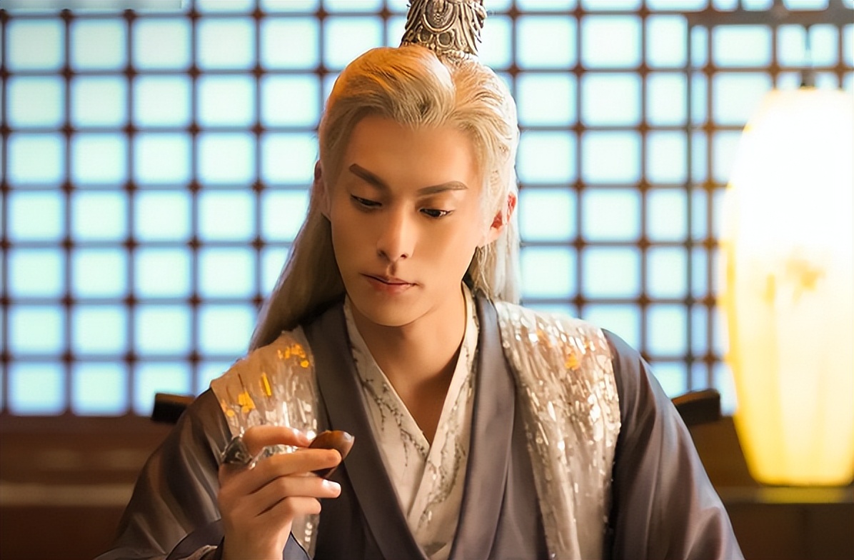 王鹤棣|同样是王鹤棣演的“白发美男子”,《苍兰诀》和《遇龙》区别咋那么大呢