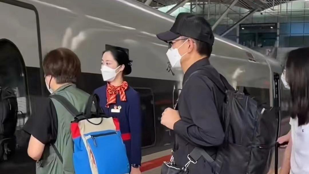 刘德华|刘德华晒高铁出行视频，自己背着包没有粉丝围观，网友直呼接地气