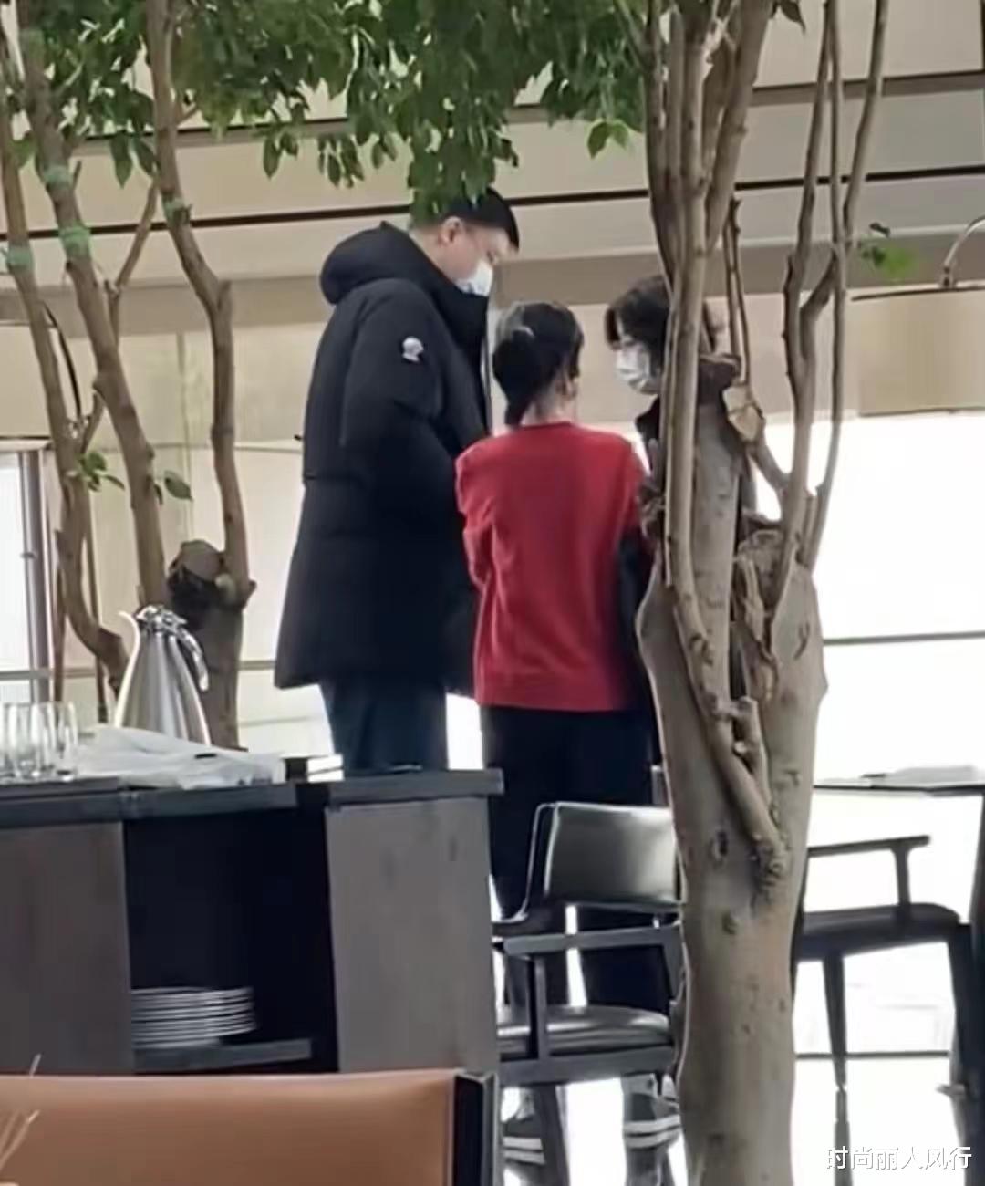 姚明|姚明全家现身五星酒店!12岁女儿穿中国红身高快1米9,基因逆天