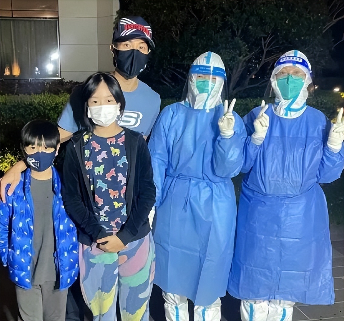 吴尊|吴尊一家被偶遇，女儿大玩下衣失踪长腿傲人，吴尊腿上纹身太醒目