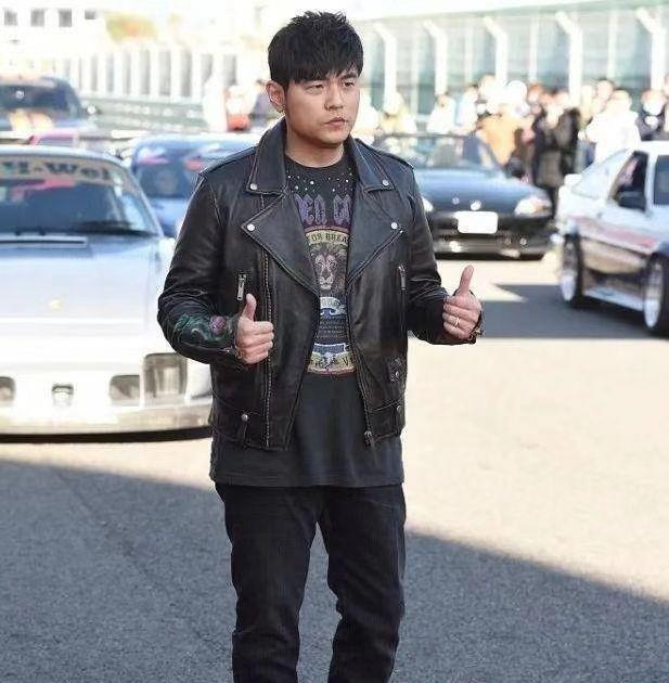 昆凌|周杰伦夫妇双双发福！他一身皮衣身材臃肿，昆凌更胖出了富态感