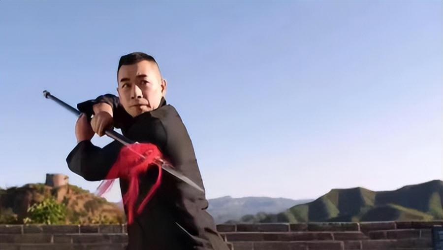 甄子丹|50岁赵卓文空中踢剑火了，60岁甄子丹因体力不支公主抱不动女星引争议