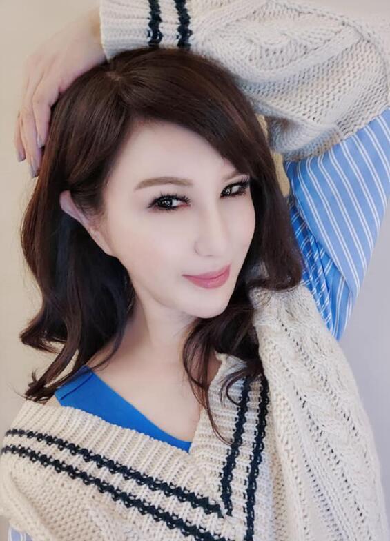 阿Sa|“双性人”利菁:销售奇才,12年变脸7次,嫁小14岁老公也幸福