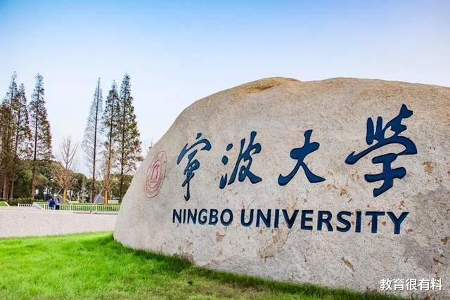 教师|大学教师朋友圈发布不当言论,校方解聘,网友:怎么当上老师的?