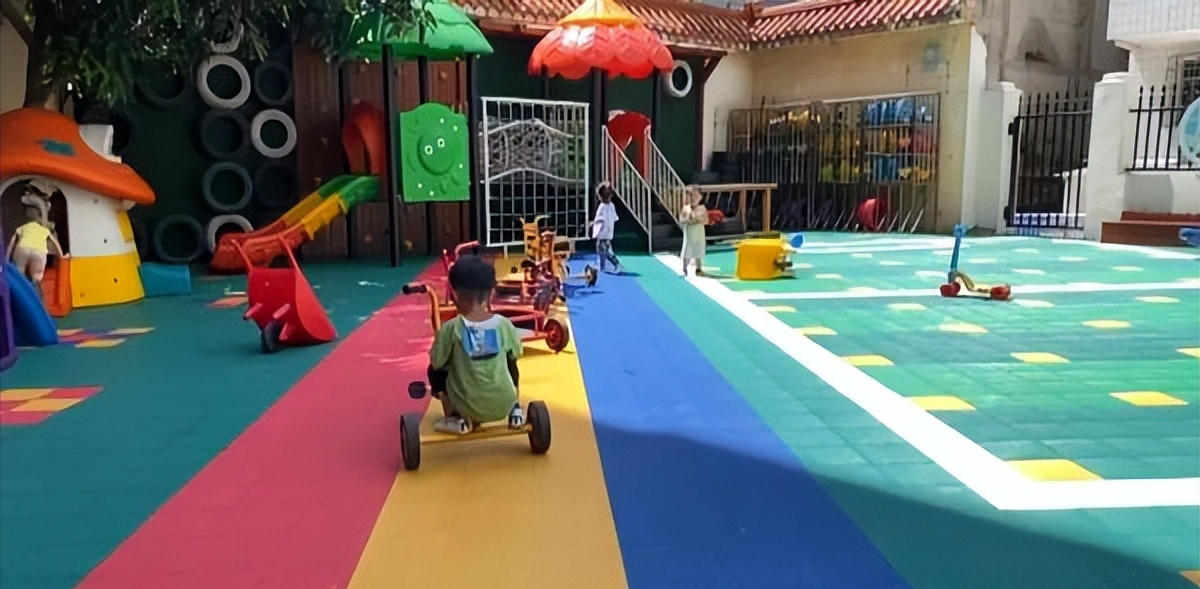 5岁男孩滞留幼儿园,爸爸发现非亲生狠心抛弃,父母不合孩子遭罪